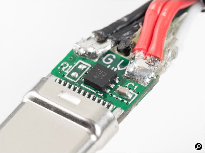 USB Type-Cケーブルは端子に「eMarker」と呼ぶICチップを内蔵している