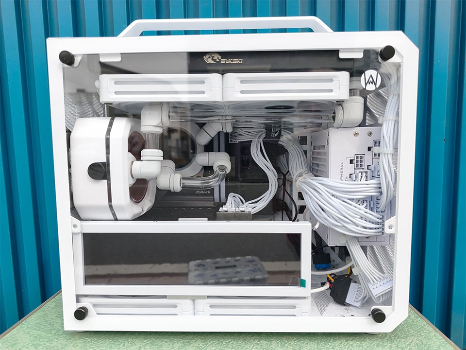 オカモチPCなのに冷え冷え！？本格水冷PC