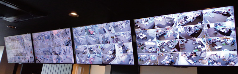NKインターナショナル本社のTVウォールでは、全ての店舗のリアルタイムの映像が常に映し出されており、誰もが参照可能な状態となっている