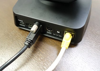 LAN接続およびPoEを使って電源供給も可能