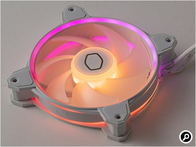 付属の120mmファンはアドレサブルRGB LEDを搭載し、鮮やかに光る