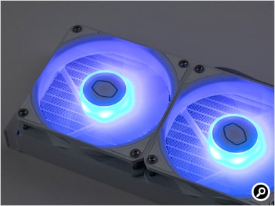 アドレサブルRGB LEDを搭載した120mmファンを3個搭載している
