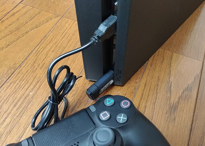 PS4にUSBメモリとUSBケーブルでコントローラを接続してから電源を入れる