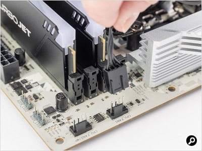 ファンの電源をつなぐ