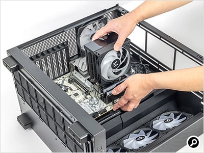 位置を合わせてマザーボードを取り付ける