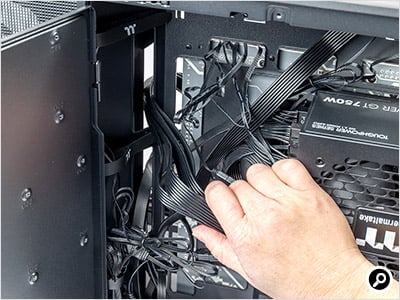 余ったケーブルを背面側に戻す