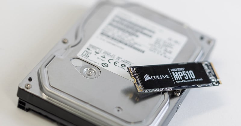 SSD（上）とHDD（下）は見た目が大きく異なりますが、同じ役割を持ったパーツ