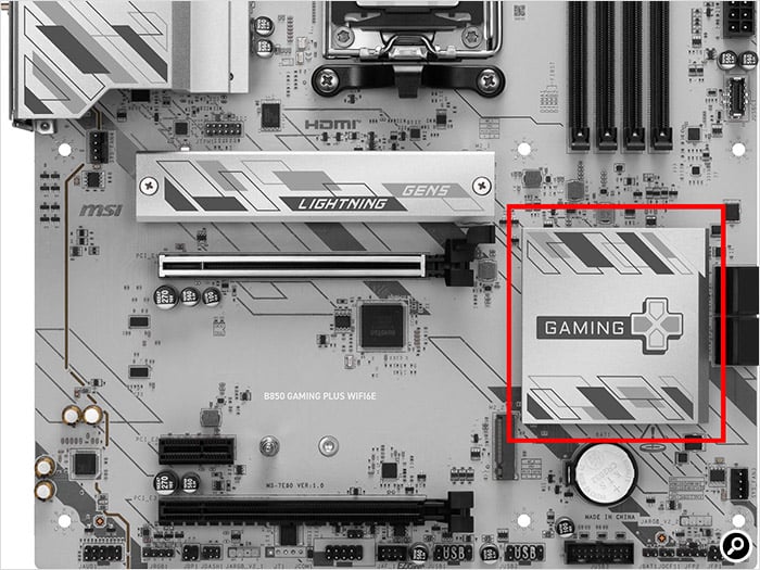 チップセットは通常ヒートシンクで覆われている