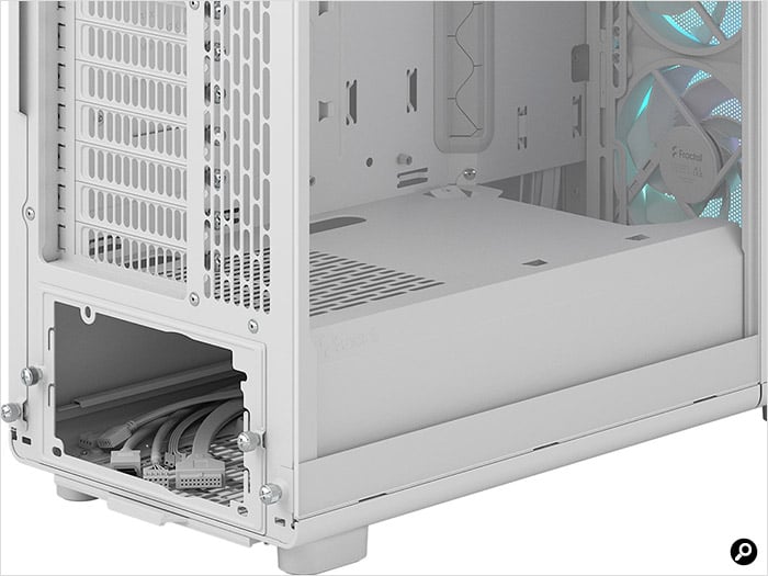 電源ユニットを隠すシュラウドを搭載