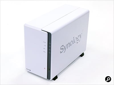 本体カラーは黒。側面のロゴは通気口