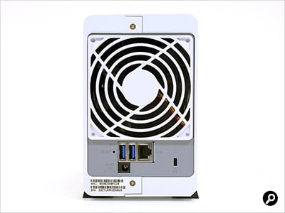 背面には92mmファンを搭載し、HDDを冷却する。端子はUSB 3.0×2、LAN、eSATA、電源