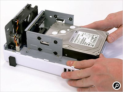 HDDをドライブベイに乗せ、奥へ押し込む