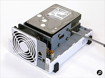 付属するHDD用のねじで固定する