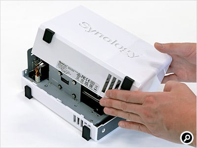 背面からねじ留めする