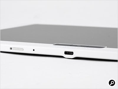 タブレットの奥側にUSB Type-C端子とスライド式の電源スイッチがある