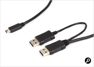 USB端子が二股に分かれた付属のUSBケーブル