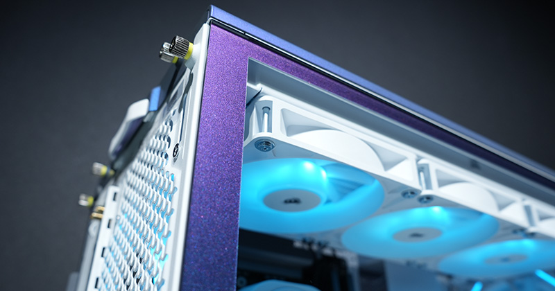 鮮やかなカラーシフト塗装と対照的なパウダーコーティング内装を採用した2色展開