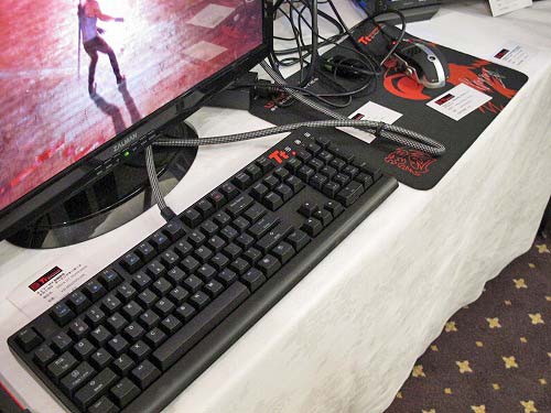 Tt eSPORTSブランドの「MEKA G UNIT」など、ゲーミングキーボードも各種展示
