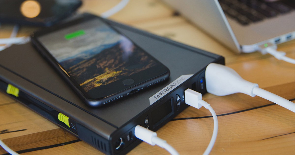 Goal Zero社製、MacBookやノートPCなどに充電可能なAC電源出力、Qi充電