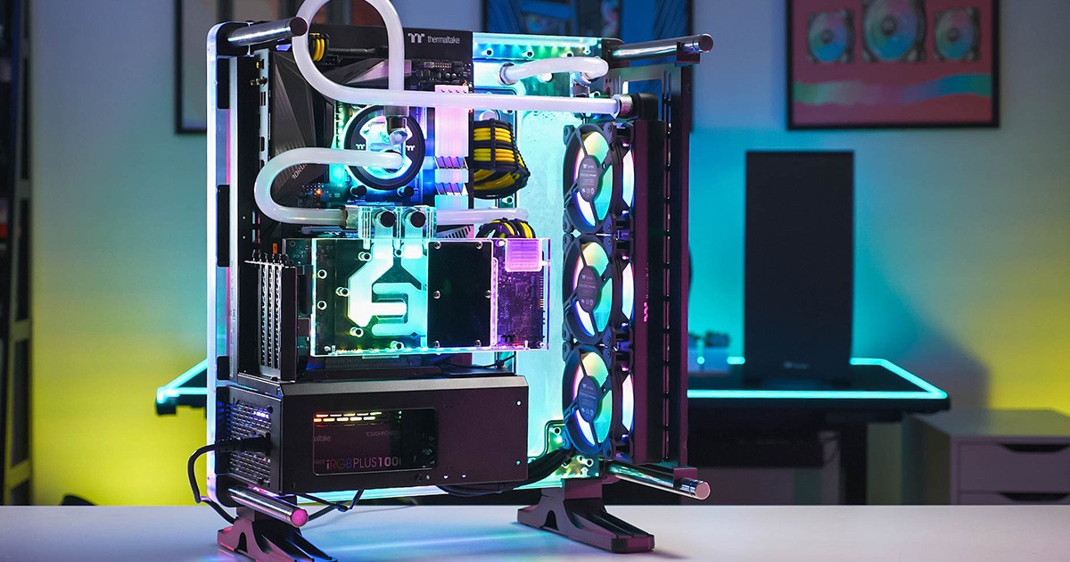 プレートタイプの大型リザーバータンクが一体化したオープンフレーム型