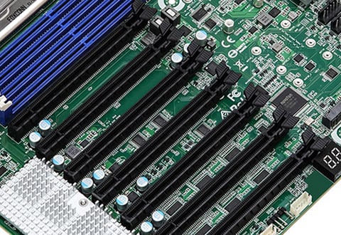 PCI Express 4.0 x16スロットを7基搭載