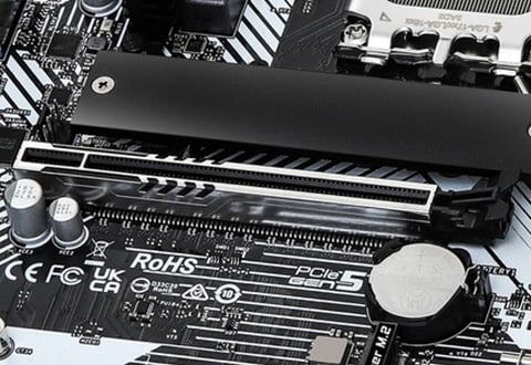 PCI Express 5.0 x16スロットを装備