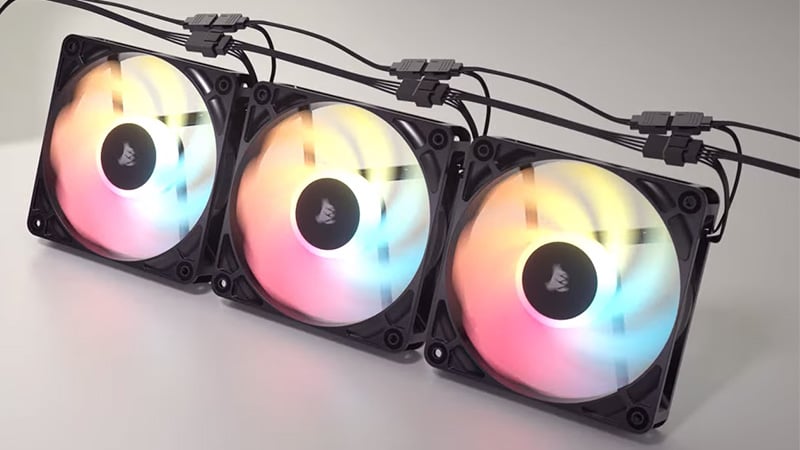 デイジーチェーン接続対応の4ピンPWMコネクタを採用