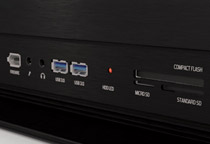 USB 3.0×2、IEEE1394×1、カードリーダー搭載