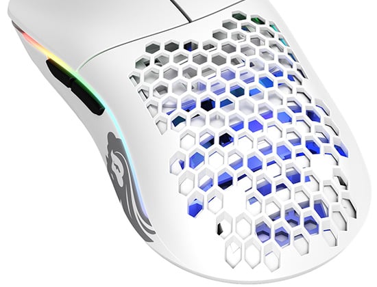 穴あき構造で本体重量58gを実現