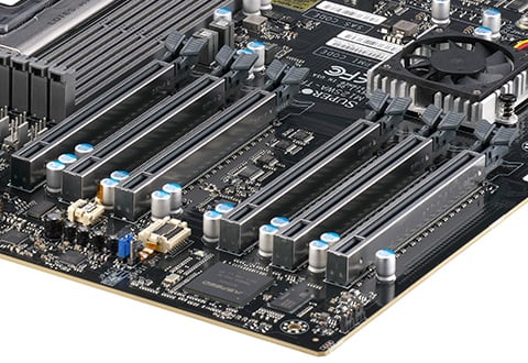 PCI Express 4.0 x16スロットを6基搭載