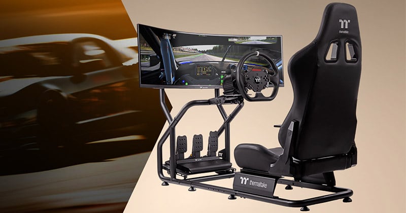 ステアリングホイール、フットペダル、シフターのマウントを装備